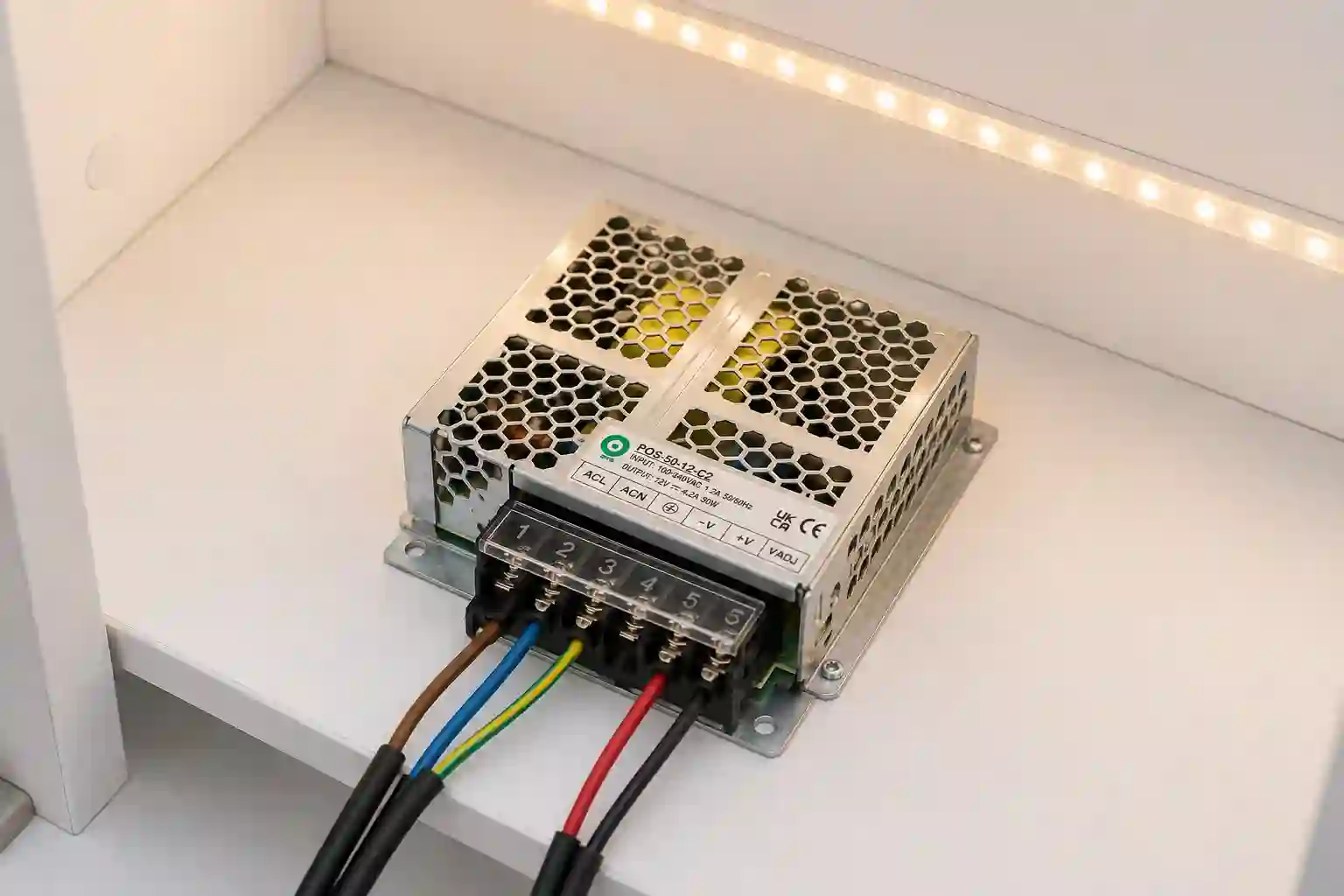 Niskoprofilový LED napájecí zdroj 12V 50W — pohled zboku s výškou pouzdra 30 mm